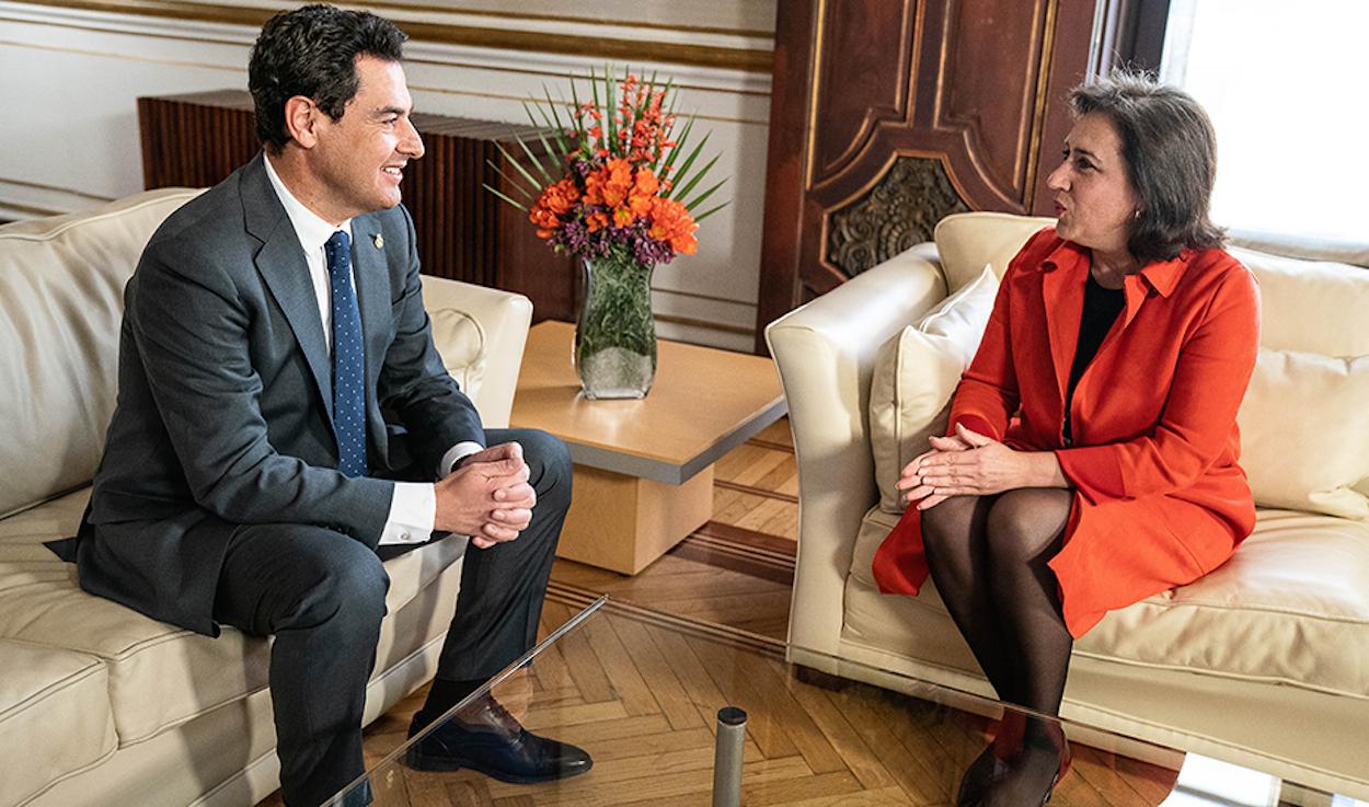El presidente andaluz con Sandra García, delegada de la Junta en Andalucía.