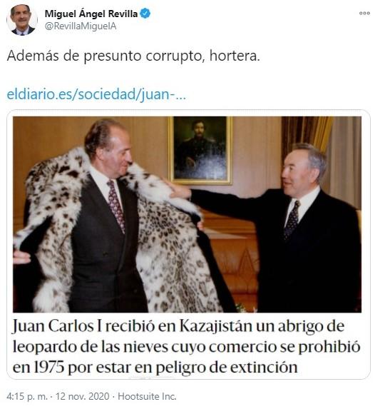 Revilla sobre el abrigo de piel de Juan Carlos I