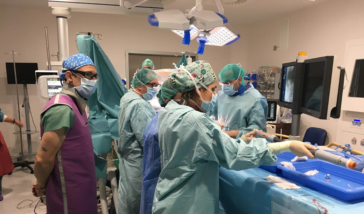 Profesionales del Servicio Andaluz de Salud en un quirófano.