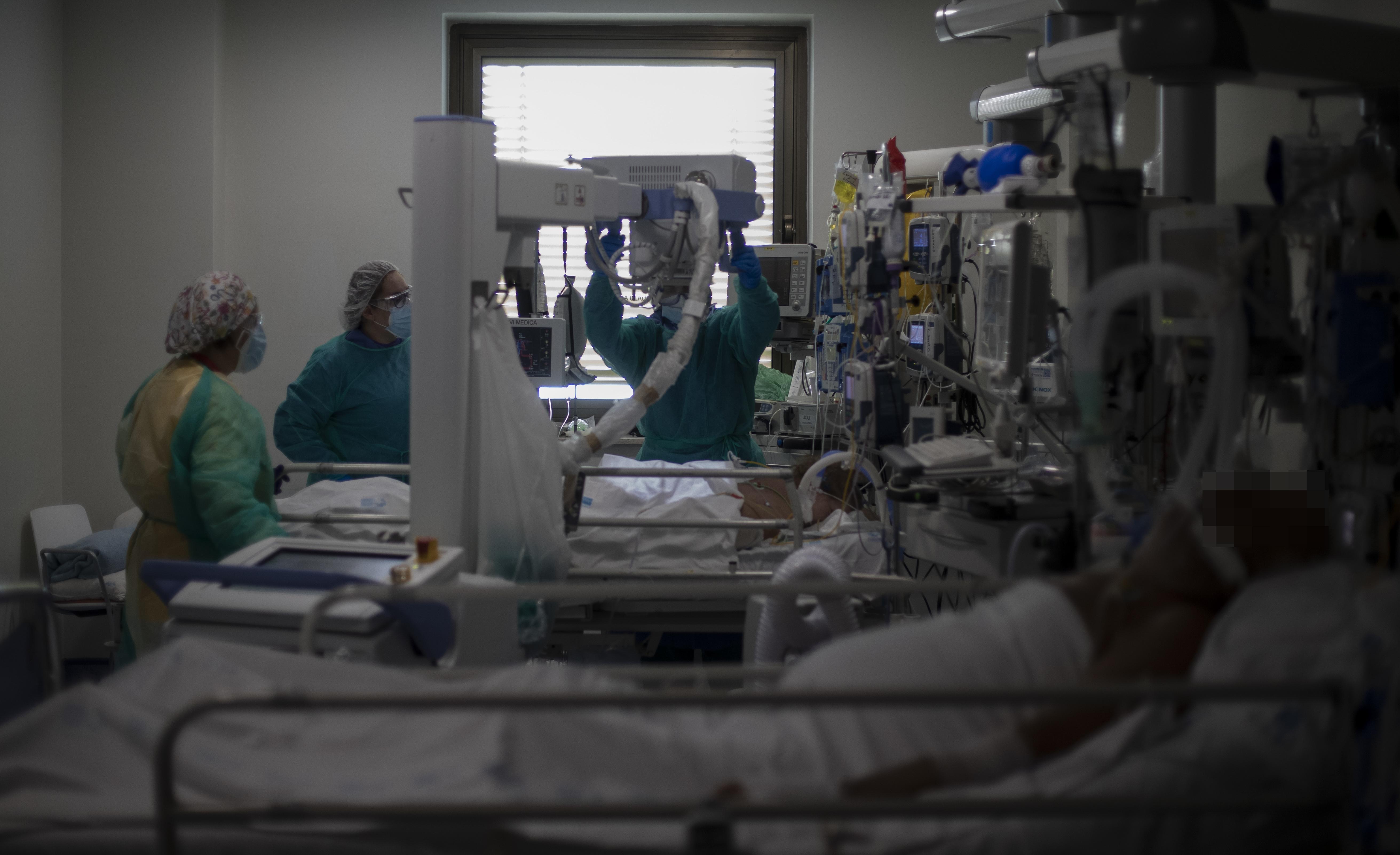 Varios sanitarios atienden a un paciente en la Unidad de Cuidados Intensivos (UCI) dedicada a enfermos de coronavirus del Hospital Universitario Ramón y Cajal, en Madrid. EP.