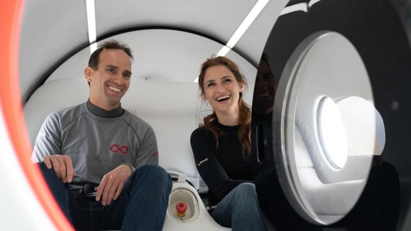 Los dos primeros pasajeros en un viaje real del tren supersónico Virgin Hyperloop