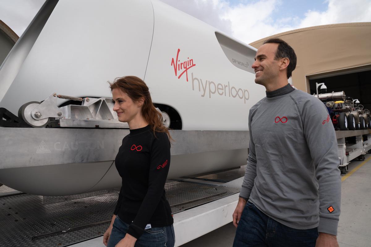 Estos son los dos primeros pasajeros del Virgin Hyperloop XP 2 