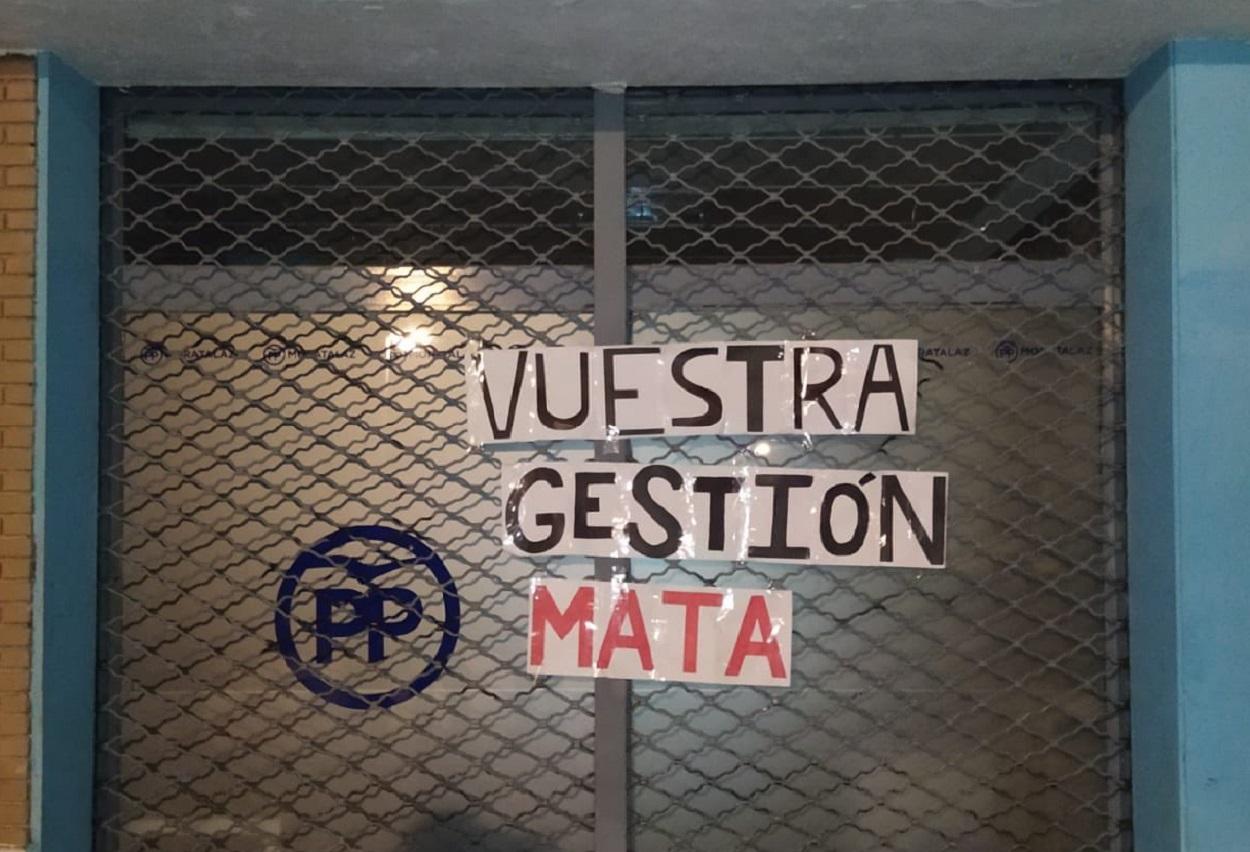 El PP denuncia actos vandálicos en su sede de Moratalaz. Twitter