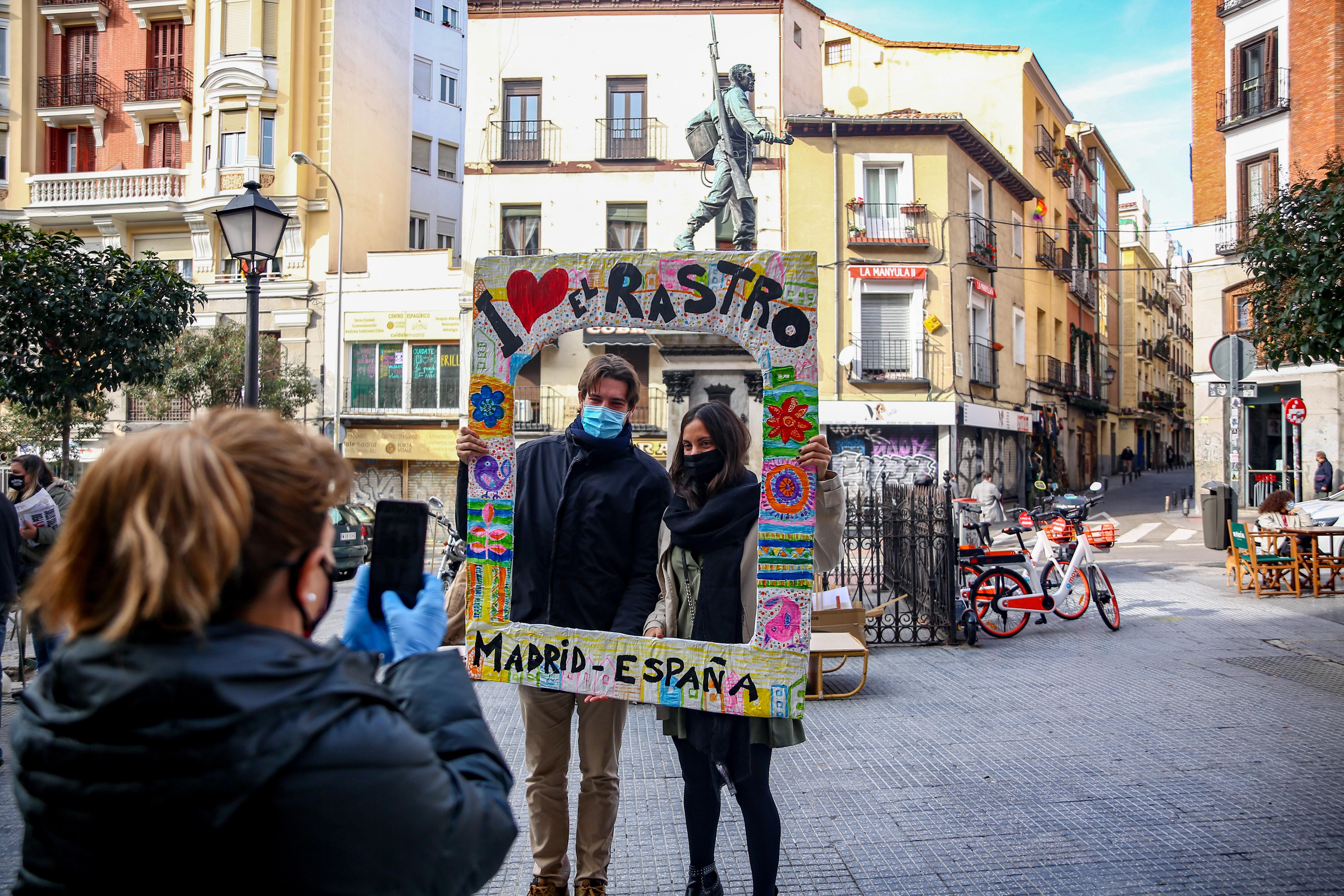 Manifestación de comerciantes de 'El Rastro' pidiendo la reapertura de sus comercios. EP