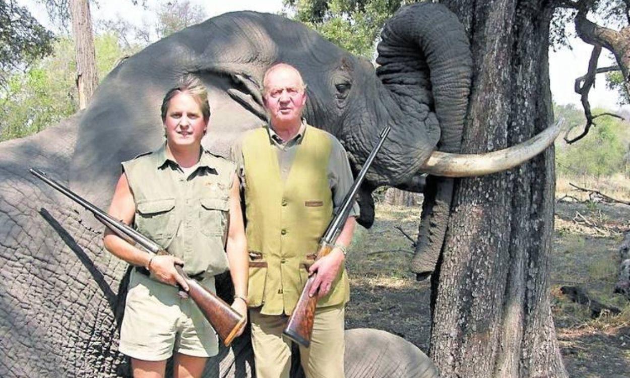 Juan Carlos I posa frente a un elefante abatido durante una cacería en 2007