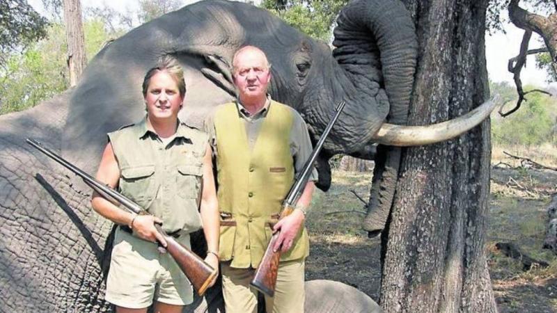 Juan Carlos I posa frente a un elefante abatido durante una cacería en 2007