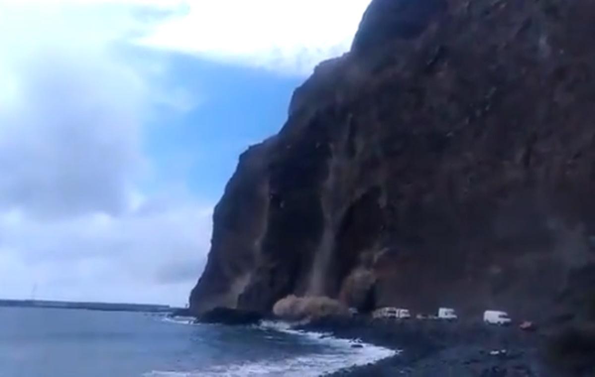 Derrumbre de una ladera en la zona anexa a la playa de Argaga, en Valle Gran Rey (La Gomera)