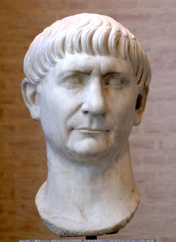 Muchos miembros del senado rieron el acento bético del emperador Trajano