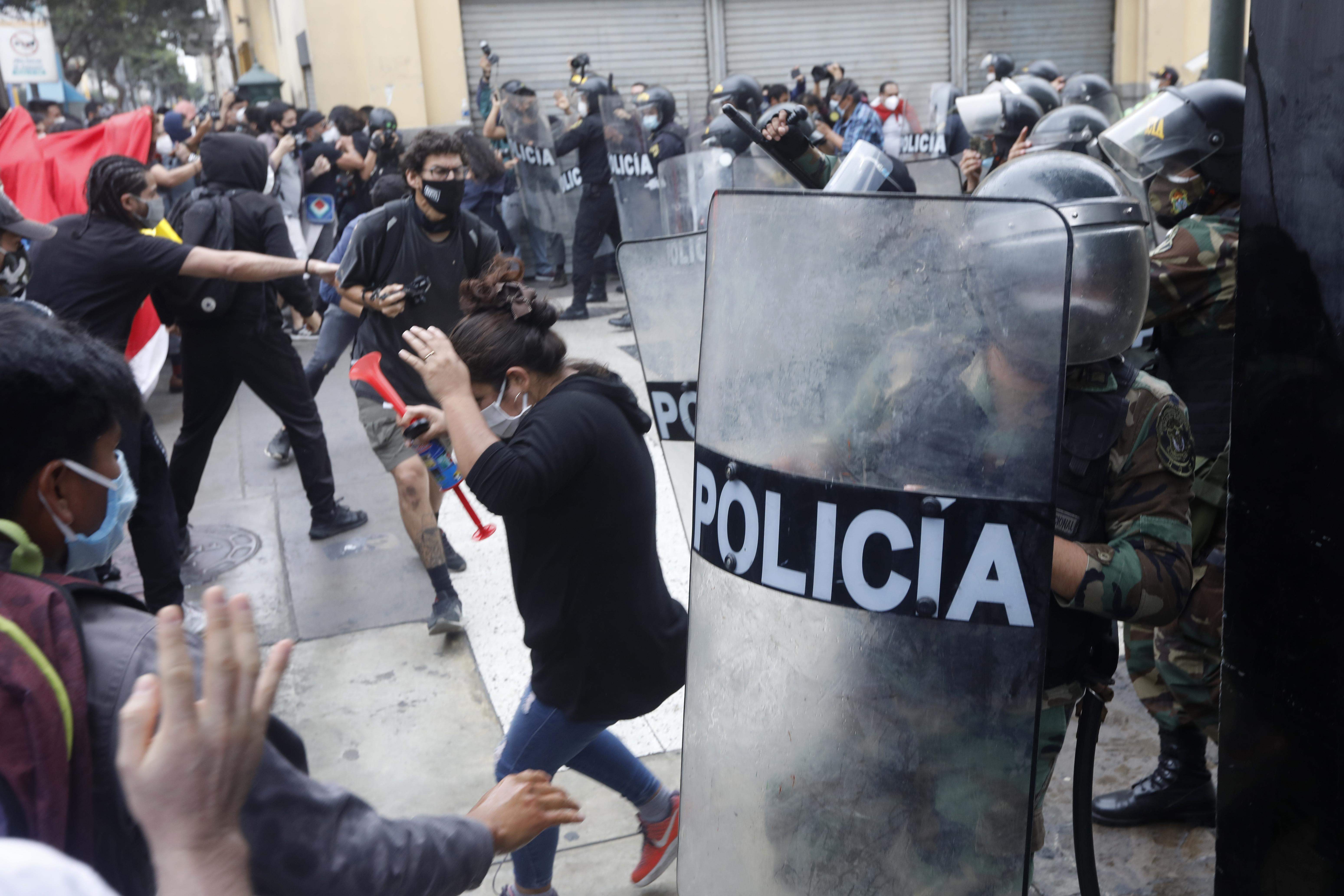 Manifestantes peruanos se enfrentan a la Policia en Lima