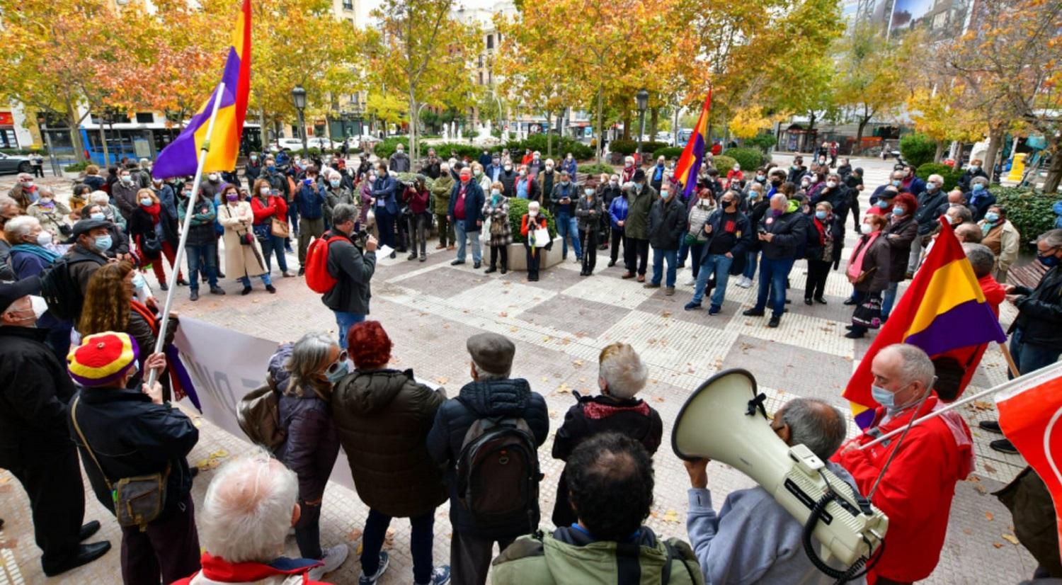 Acto de protesta por la retirada de la placa de Largo Caballero. Fuente: Twitter.