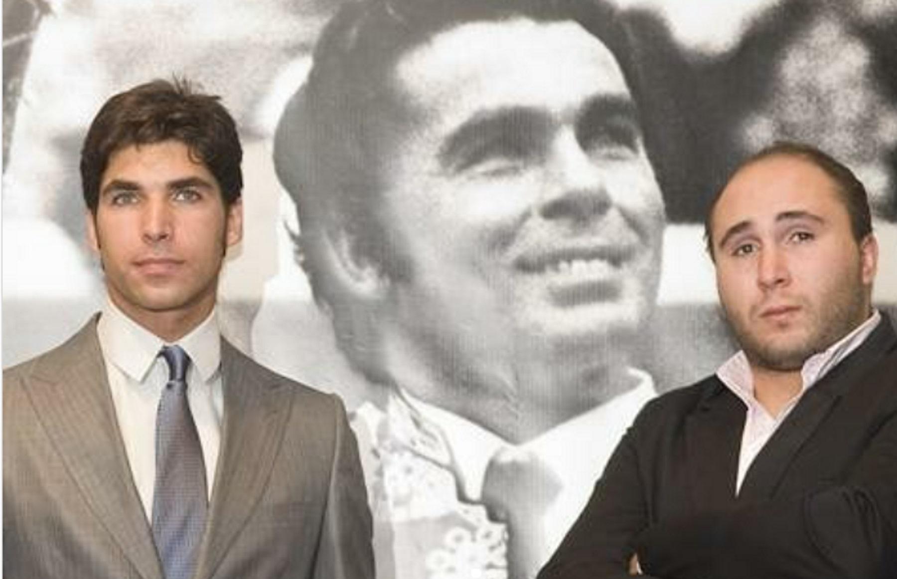 Cayetano Rivera y Kiko Rivera posan con una foto de Paquirri. (Instagram)