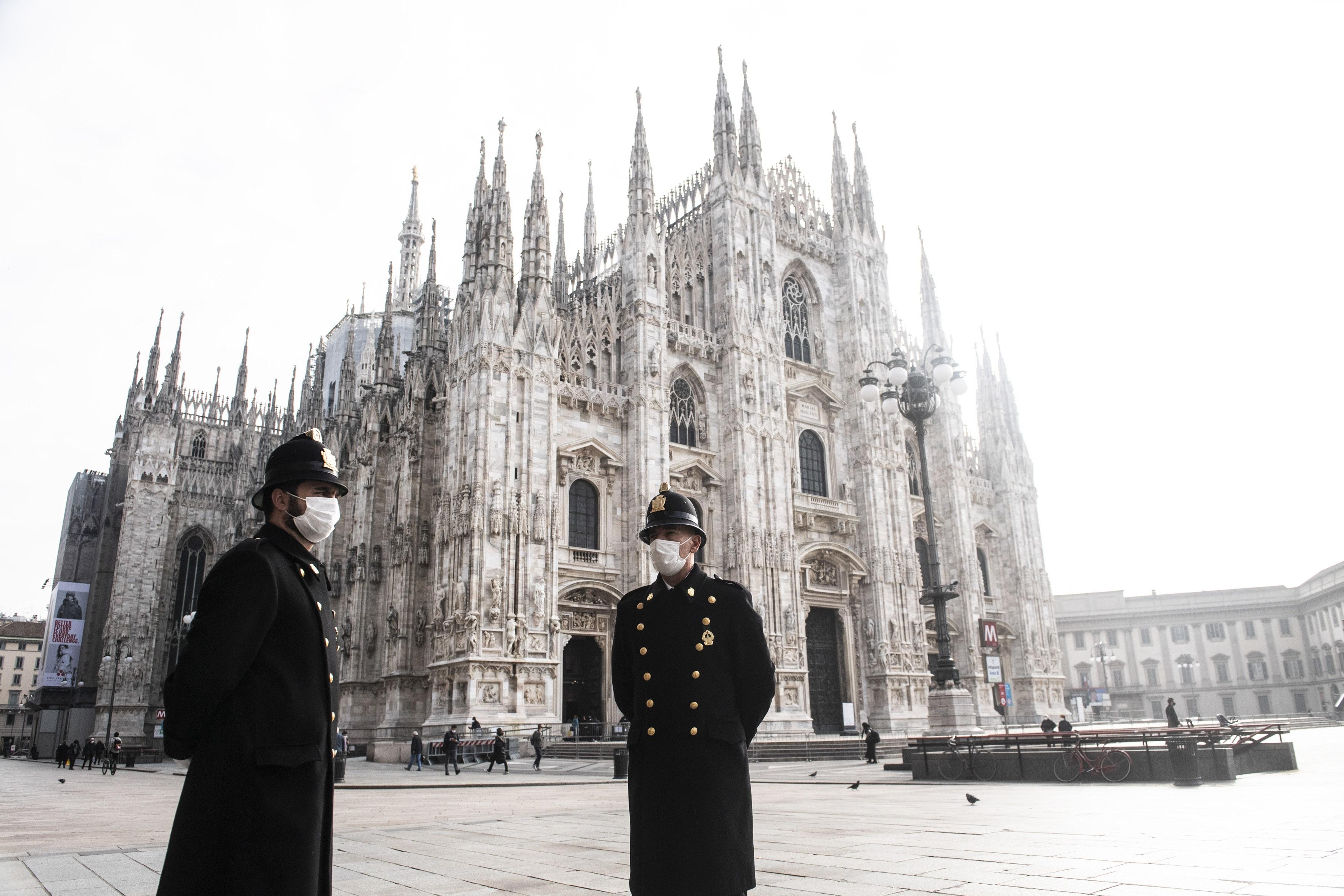 Dos policías en la plaza del Duomo de Milán (Italia) / EP